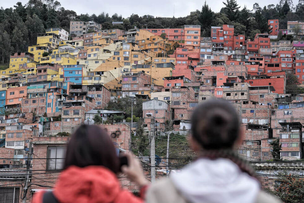 En el barrio Bellavista, de Usaquén, se realizó una de las intervenciones de fachadas. / Mauricio Alvarado - Archivo El Espectador