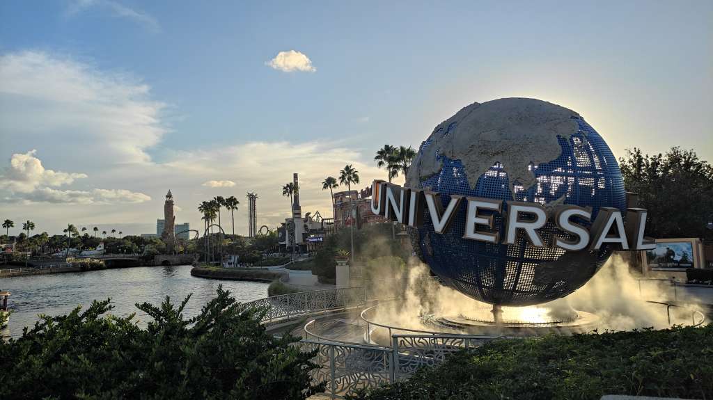 Famoso globo terráqueo giratorio en Universal CityWalk, en Orlando, Florida.