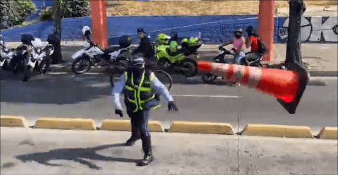 Indignación por agente que lanzó un cono a un motociclista para detenerlo, en Cali