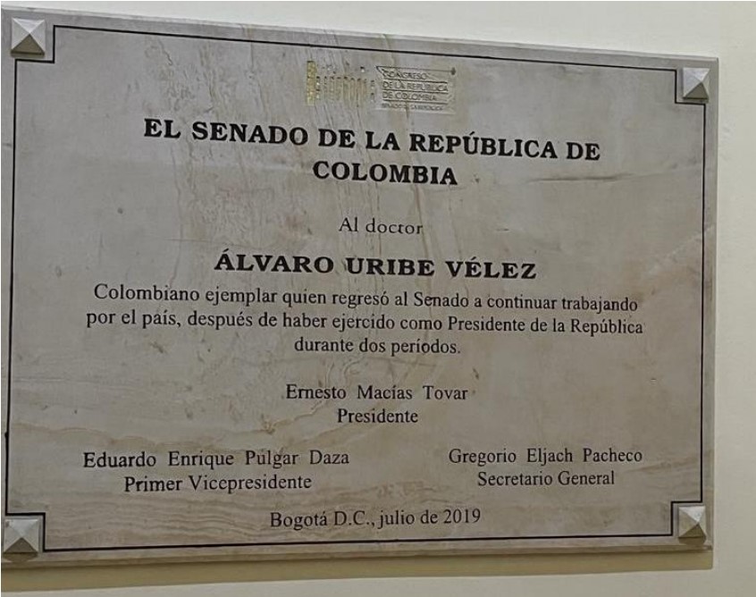 Placa de Uribe en el Congreso
