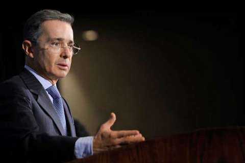 Senador Álvaro Uribe debe retractarse de nuevo por trino contra Daniel Coronell