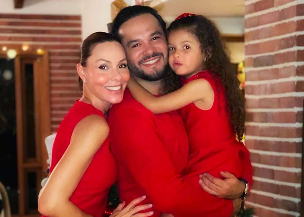 La exreina de belleza calificó como “la mejor experiencia del mundo” el viaje que disfruta con su esposo y su hija mejor. Imágenes.
