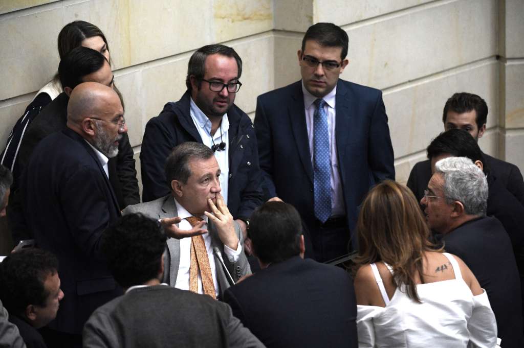 Las reuniones alrededor de Macías fueron constantes. En la imagen, los legisladores discutían sobre el orden del día.Cristian Garavito - El EspectadorLea también:"No negocio ni me dejo presionar": senadora Maritza Martínez explica por qué se salió de la plenaria
