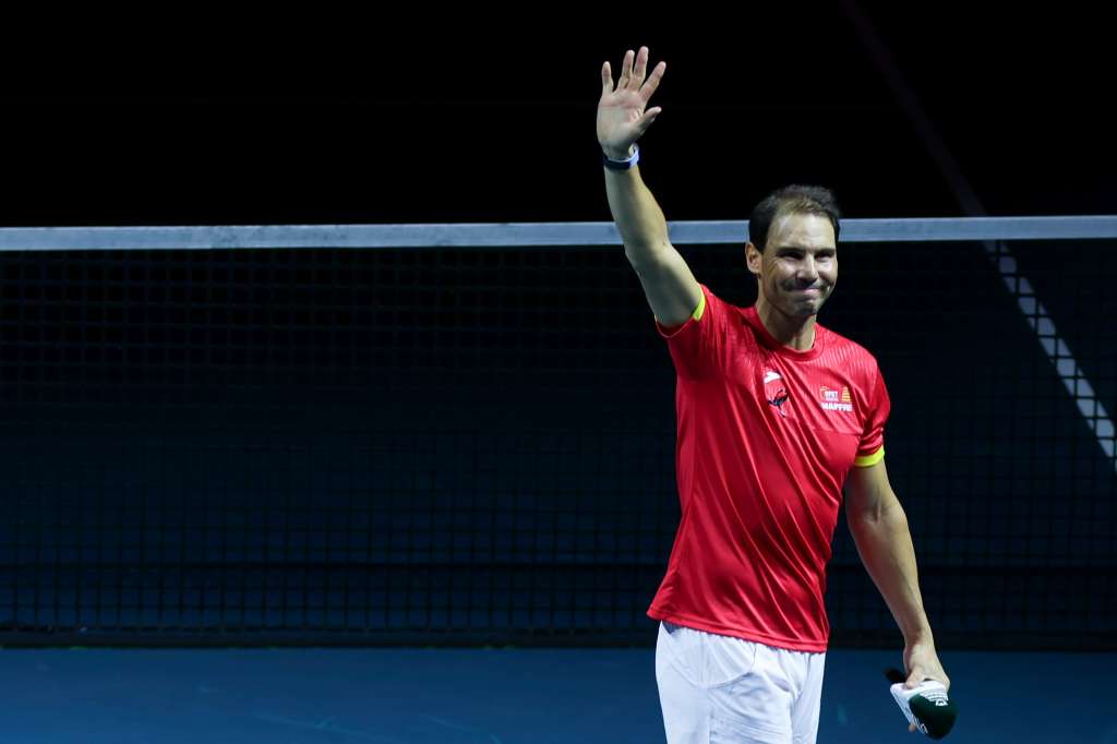 -FOTODELDÍA- MÁLAGA, 19/11/2024.- El tenista Rafa Nadal saluda a la afición durante el homenaje que recibe tras el partido de dobles que jugaron los tenistas de España Carlos Alcaraz y Marcel Granollers con la pareja de Países Bajos Wesley Koolhof y Botic Van de Zandschulp, correspondiente a los cuartos de final de la Copa Davis que se disputó hoy martes en el pabellón Martín Carpena de Málaga. EFE/Daniel Pérez