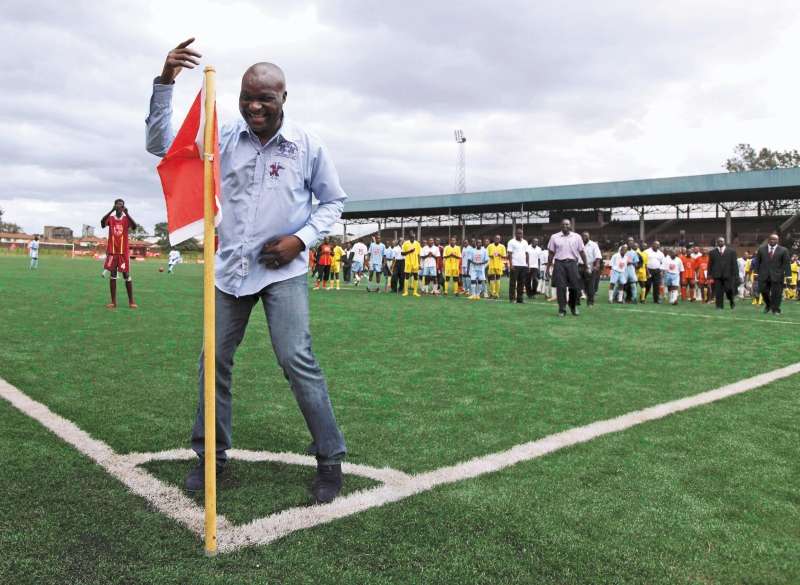 En el Mundial de Italia 90 Roger Milla inmortalizó la celebración con baile junto al banderín de esquina. / Reuters