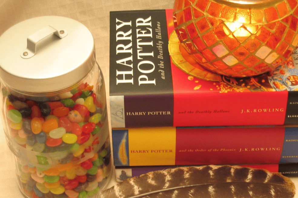 Harry Potter
Es una serie de novelas escritas por J. K. Rowling, en las que cuenta las aventuras del joven aprendiz de magia y hechicería, Harry Potter. La saga está compuesta por siete libros y se han realizados más de 400 millones de copias en todo el mundo. Igualmente, han sido traducidos a más de 65 idiomas, que incluyen latín y griego antiguo.
En 1999, la productora de cines Warner Bros, adquirió los derechos para adaptar los siete libros al cine, en total realizaron ocho películas, que tuvieron una gran recaudación en taquilla.
