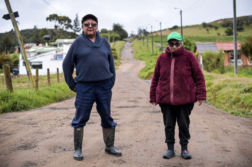 Luis Manuel Santana y su esposa, afectados por las obras inconclusas de la Perimetral de Oriente.