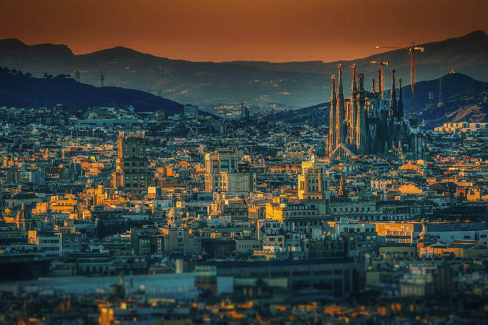 Plano general de la ciudad de Barcelona durante un atardecer.