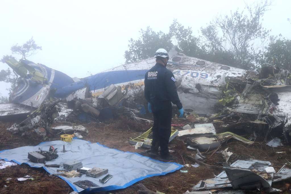AME9484. LA PLAYA DE BELÉN (COLOMBIA), 29/01/2026.- Integrantes del Grupo de Búsqueda y Resacate Aeronáutico de Colombia (BRAC) remueven este jueves, los restos de un avión que se estrelló el 28 de enero de 2026 en zona rural del municipio de La Playa de Belén (Colombia). Entre los arbustos y una niebla espesa y bajo la mirada curiosa de campesinos, los rescatistas e investigadores examinan los restos del avión de la compañía colombiana Satena que se estrelló en una montaña en cercanías de La Playa de Belén, causando la muerte a sus trece pasajeros y dos tripulantes. EFE/ Mario Caicedo