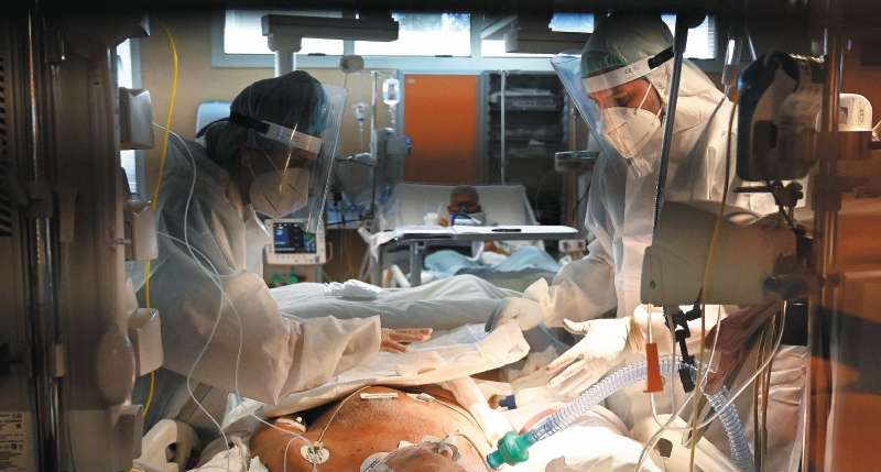 Las medicinas que suelen usarse en las unidades de cuidados intensivos están escaseando a medida que llegan más pacientes con COVID-19.