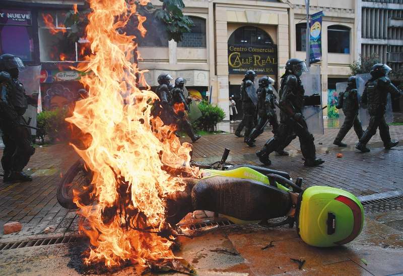 Aunque no hay muertos por protestas, hay días como el pasado martes en que la cifra de heridos supera los 200, entre policías y ciudadanos. / Óscar Pérez