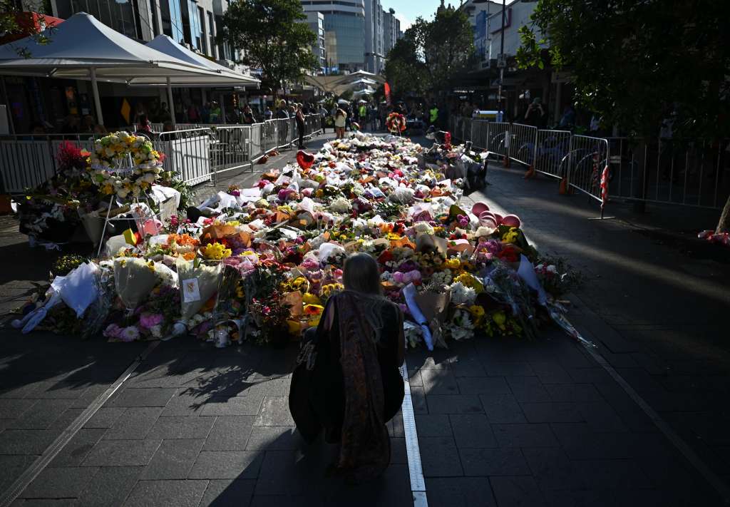 Sydney (Australia), 16/04/2024.- People leave floral tributes at Westfield Bondi Junction shopping centre in Sydney, Australia, 16 April 2024. Five women and one man were killed, while 12 others were seriously wounded before the suspect, identified as 40-year-old Joel Cauchi, was shot dead by police during the terrifying rampage at Westfield Bondi Junction on 13 April. EFE/EPA/STEVEN SAPHORE NO ARCHIVING AUSTRALIA AND NEW ZEALAND OUT