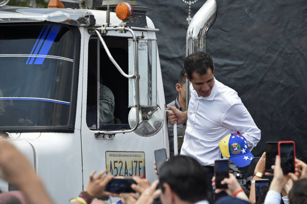Juan Guaidó se sube a uno de los 14 camiones que intentarán pasar la ayuda a Venezuela, por Cúcuta. / AFP
