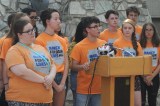 Estudiantes de Arizona exigen mayor control de armas