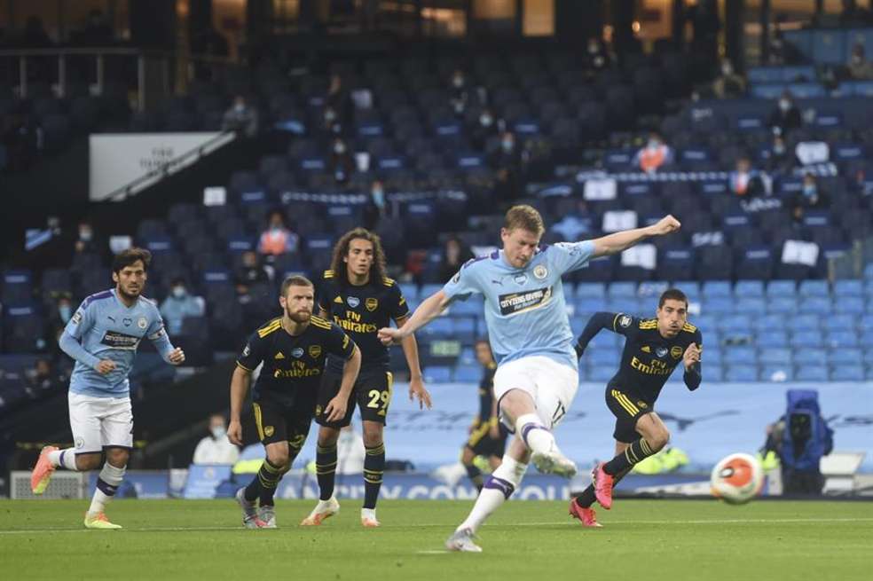 Kevin de Bruyen ejecutando el penalti que significó el 2-0 contra el Arsenal.