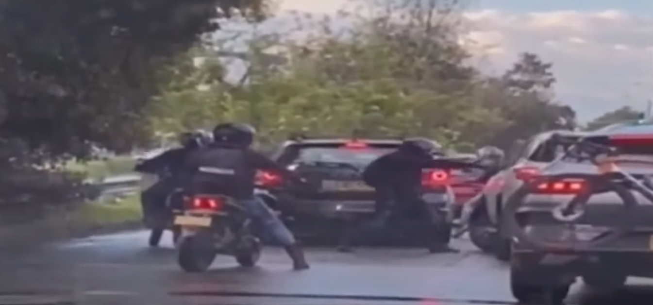 Video: con moto y pistolas, así roban a conductores durante trancones en Bogotá.