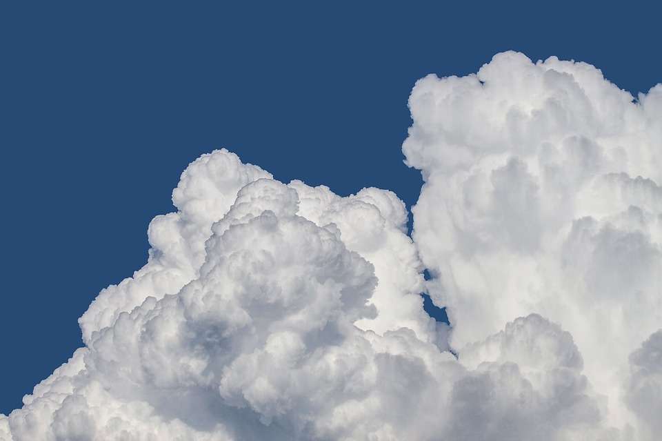 Un nuevo estudio se suma a la evidencia de que las nubes tienen un efecto amplificador del calentamiento global / Wikimedia Commons