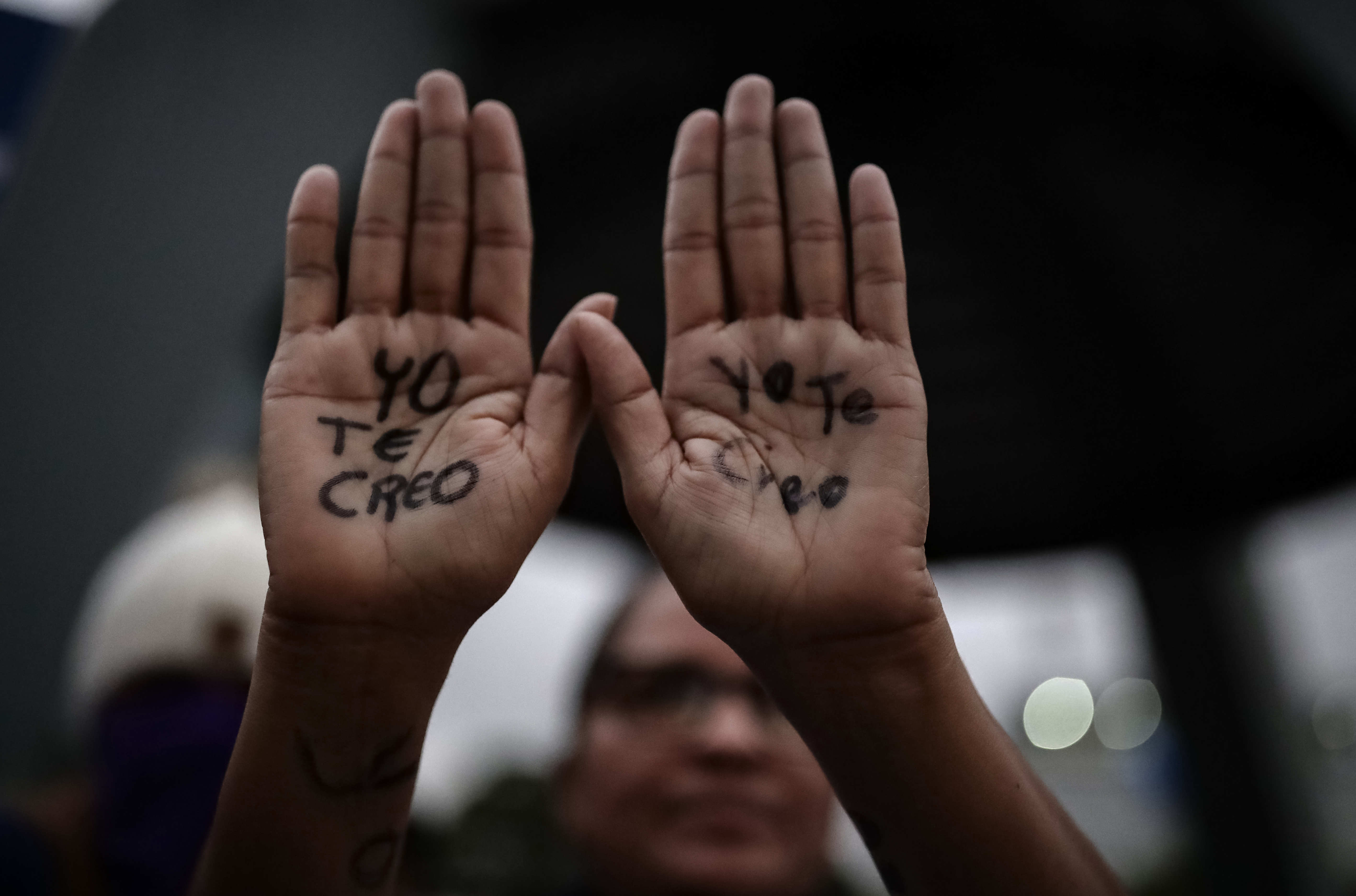 AME1100. SAN JOSÉ (COSTA RICA), 25/11/2024.- Una mujer protesta este lunes durante el Día Internacional de la Eliminación de la Violencia contra las Mujeres, en San José (Costa Rica). EFE/ Jeffrey Arguedas