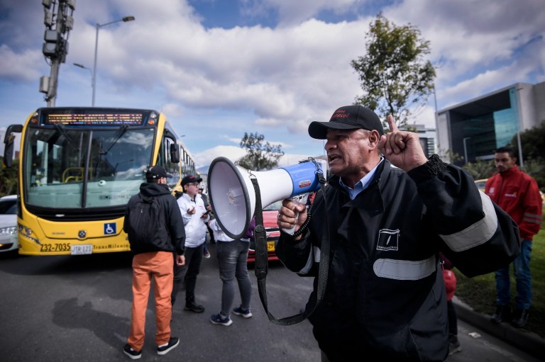 Conductor se manifiesta en la avenida El Dorado.