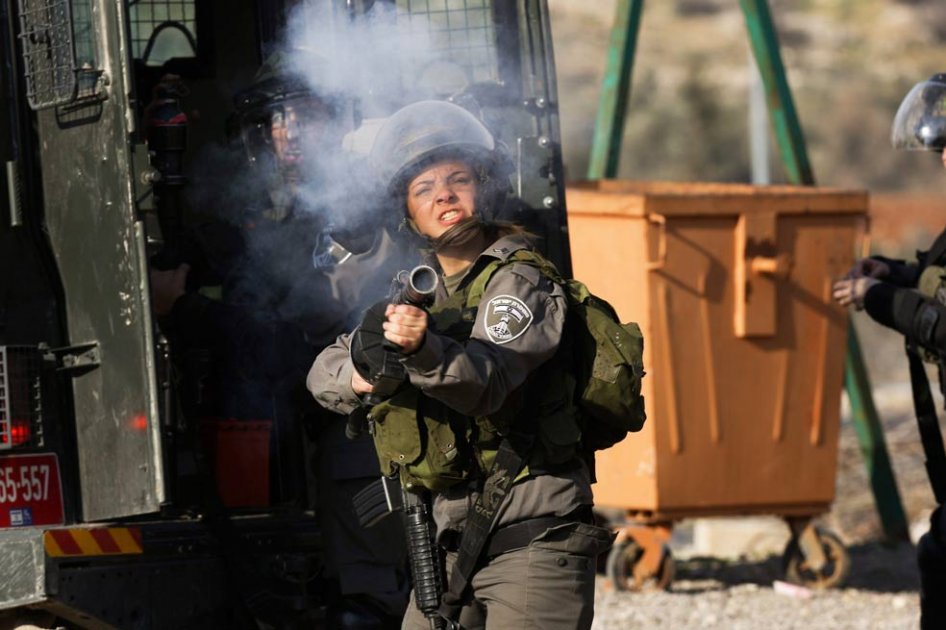 Una soldado israelí dispara gas lacrimógeno durante una protesta en el campo de refugiados de Jalazoun, al norte de Ramala, Cisjordania, durante un enfrentamiento con los soldados israelíes, cerca del asentamiento israelí de Bet El.