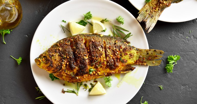 Así se prepara una salmuera para cocinar pescado frito