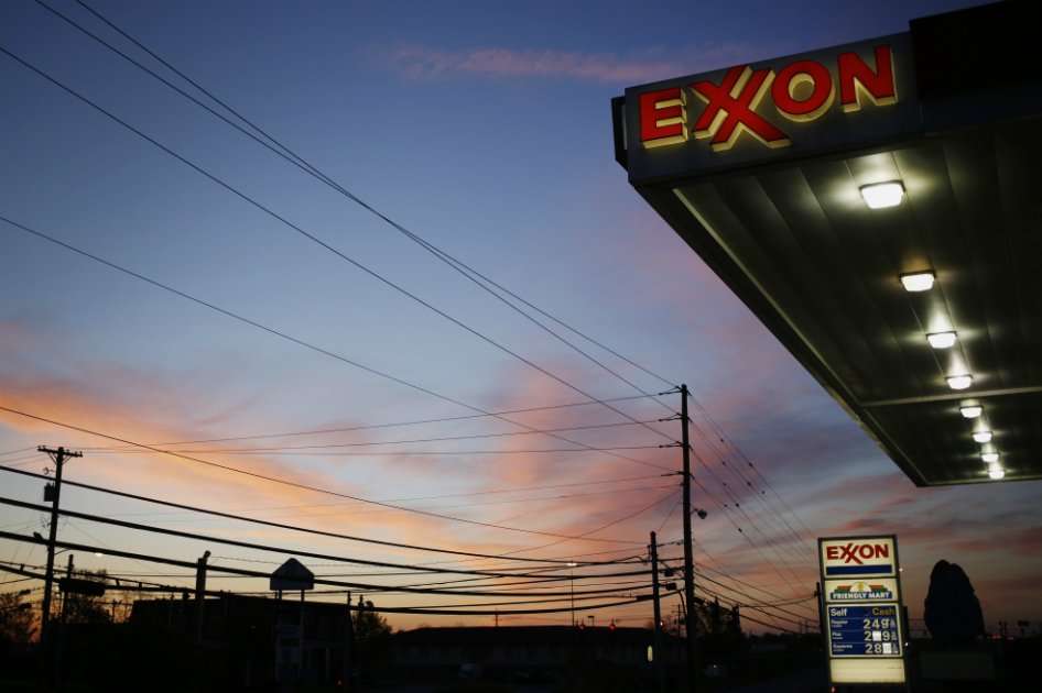 Standard & Poor's también advierte de que podría rebajar nuevamente el rating en caso de que Exxon Mobil. /Bloomberg.