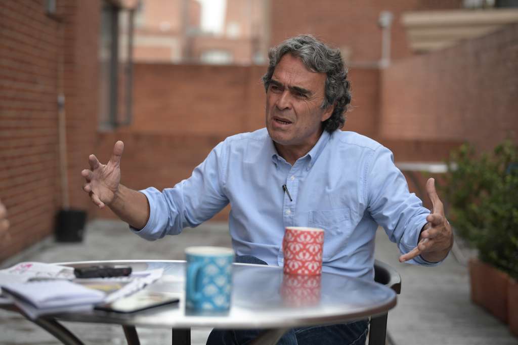 Político colombiano, precandidato presidencial para 2022 por el Partido Verde, en entrevista.