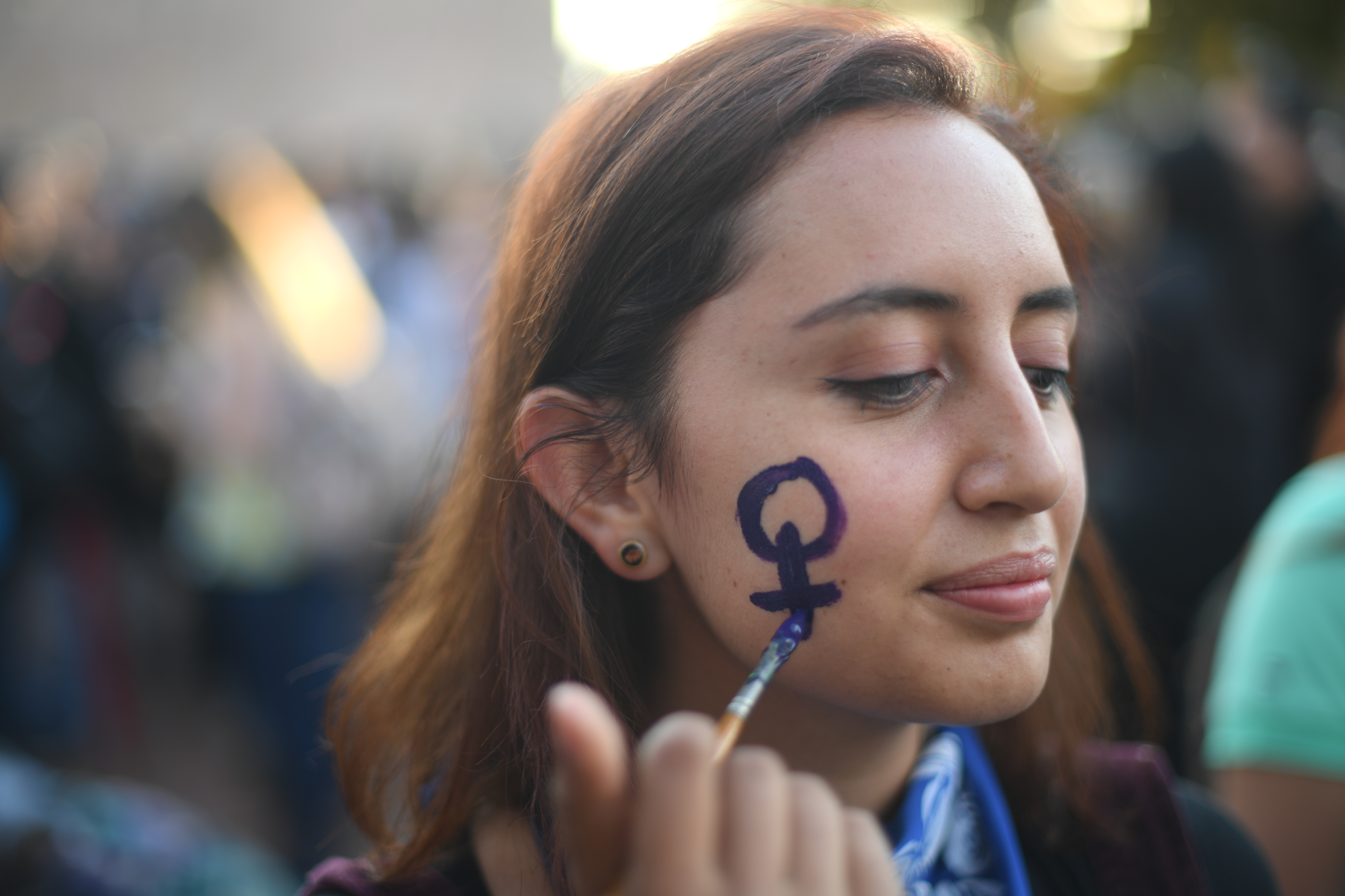 Cientos de mujeres salieron a las calles a marchar y protestar, en el marco del Día Internacional de la Mujer, para rechazar la violencia de género y los feminicidios.