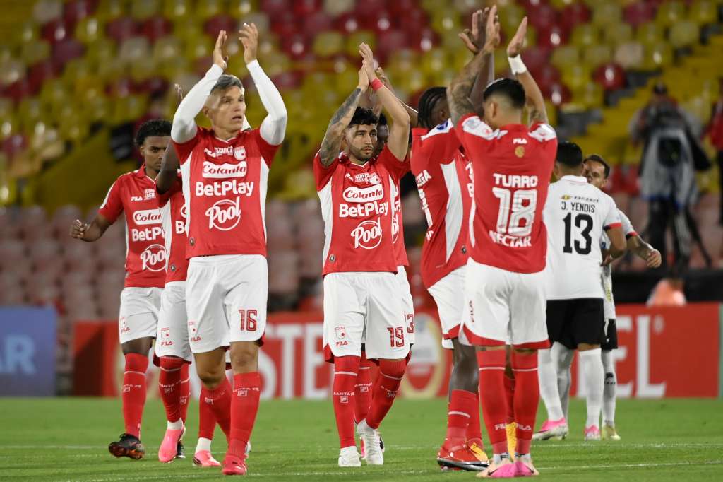 Jugadores de Santa Fe, durante el compromiso ante Caracas de Venezuela por la Copa Conmebol Sudamericana en el Estadio El Campin de Bogotá