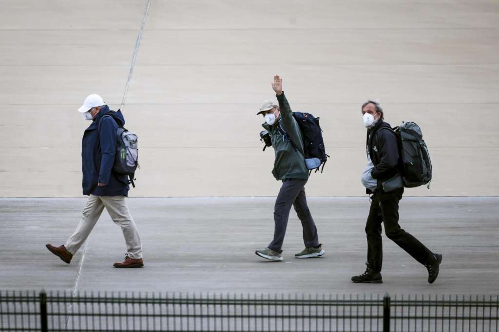 Eindhoven (Netherlands), 10/05/2026.- Passengers from the MV Hondius cruise ship arrive at Eindhoven Air Base in Eindhoven, Netherlands, 10 May 2026. The aircraft was carrying about 29 passengers from the ship, which was affected by a deadly hantavirus outbreak, and Dutch passengers are expected to enter six weeks of home quarantine after returning. (Países Bajos; Holanda) EFE/EPA/ROB ENGELAAR