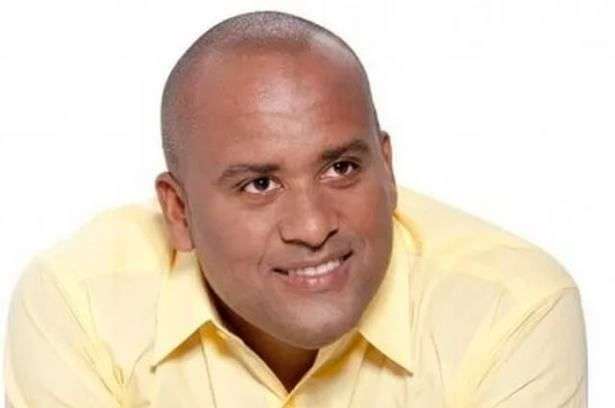 El gobernador del Archipiélago de San Andrés, Everth Julio Hawkin, sonriente y con camisa amarilla.
