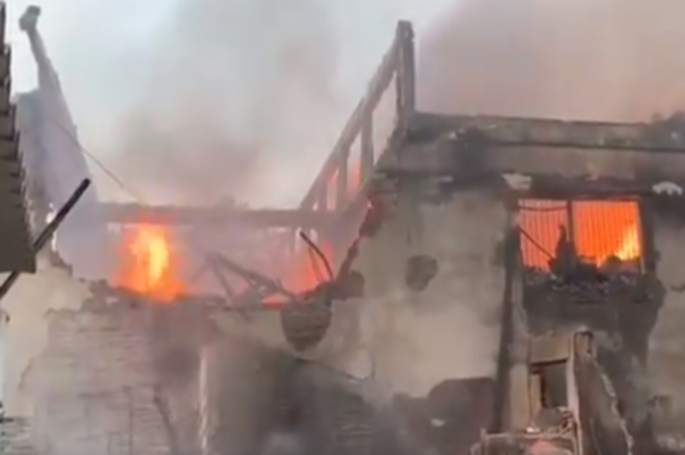 Las autoridades aún no confirman qué causó este incendio en el centro de Barranquilla.