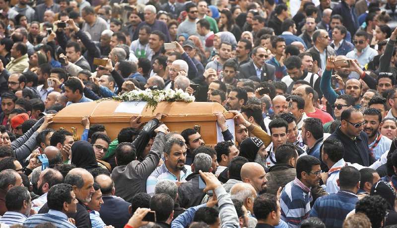 Dos personas se lamentan por una de las víctimas del ataque a una iglesia copta en Alejandría el domingo. / AFP
