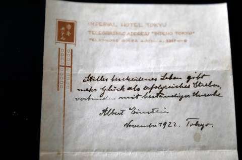 Nota de Albert Einstein con teoría de la felicidad, subastada en US$ 1,56 millones