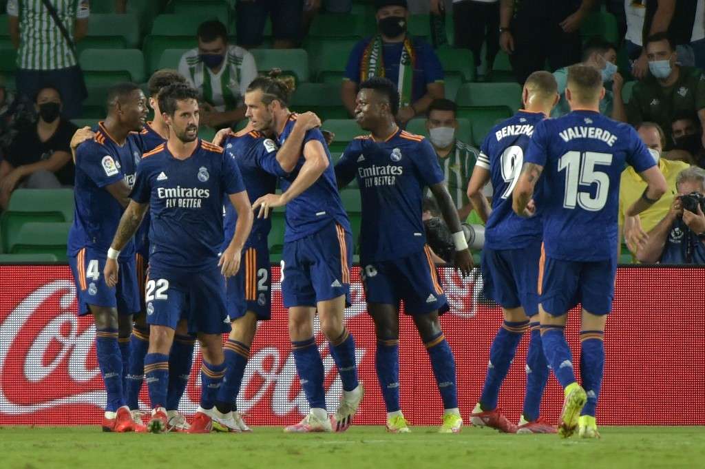 Los jugadores de Real Madrid festejan el gol con el que triunfaron este sábado.