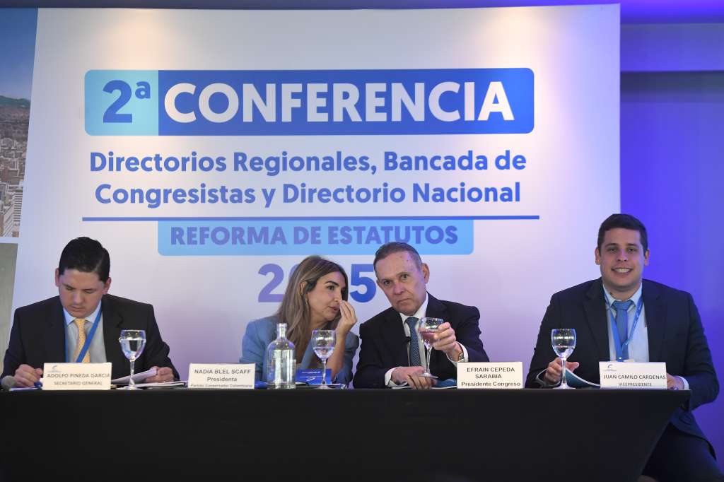 Asistentes a la segunda conferencia del Partido Conservador, entre ellos Adolfo Pineda García, secretario general, Nadia Blel, presidenta del partido Conservador, Efraín Cepeda, Presidente del Congreso y Juan Camilo Cárdenas, Vicepresidente del partido Conservador