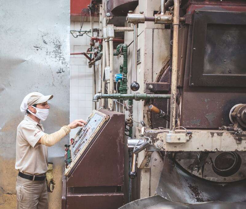 La industria, jalonadora de la economía, no muestra dinamismo sostenido pese a crecer. / Bloomberg
