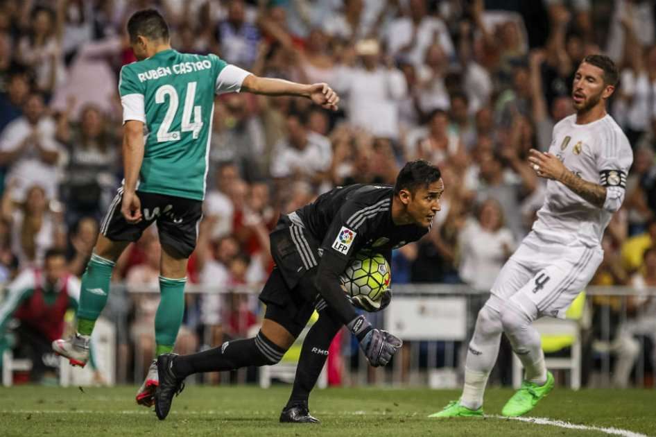 Keylor Navas para el penalti que lanzó Rubén Castro, del Betis, durante el partido de la segunda jornada de Liga. Foto: EFE