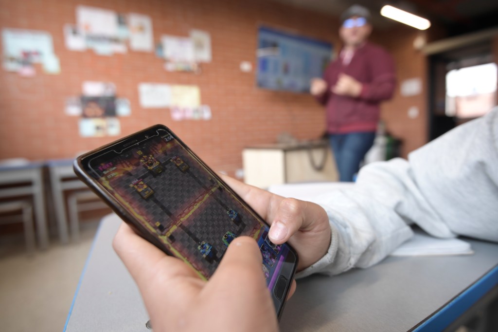Hasta el momento, 114 sistemas educativos del mundo han prohibido el uso del celular en las aulas de clase, incluyendo los descansos. 