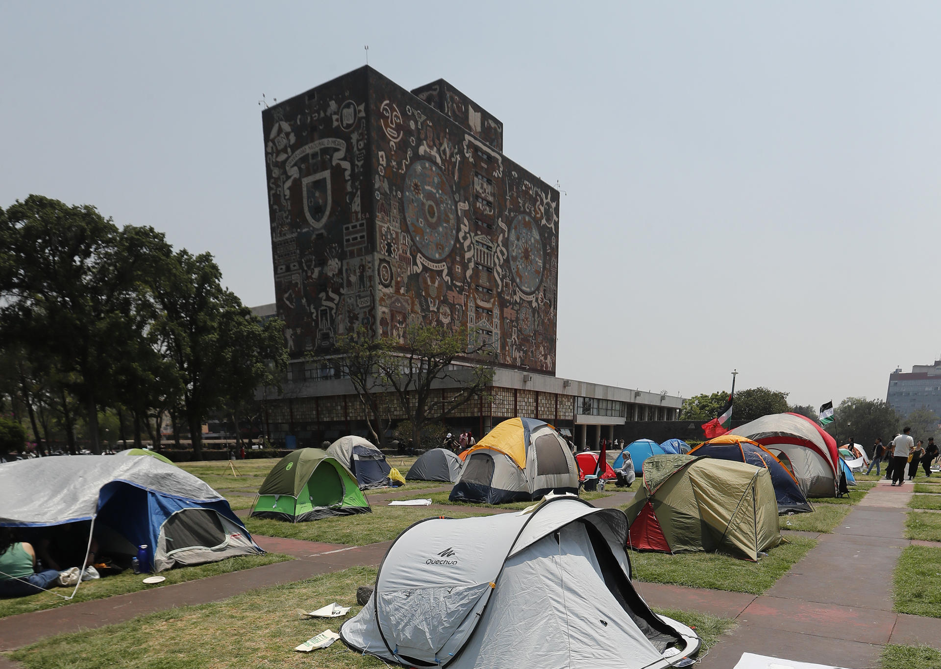 MEX8736. CIUDAD DE MÉXICO (MÉXICO), 28/07/2026.- Fotografía de archivo del 03 de mayo de 2024 que muestra a estudiantes protestando en tiendas de campaña frente a las instalaciones de la Universidad Nacional Autónoma de México (UNAM), en Ciudad de México (México). La UNAM, la mayor institución pública de educación superior del país, enfrenta una de las mayores controversias de los últimos años luego de que se detectaran presuntas irregularidades en su primer examen de admisión aplicado completamente en línea. EFE/ Mario Guzmán/ ARCHIVO