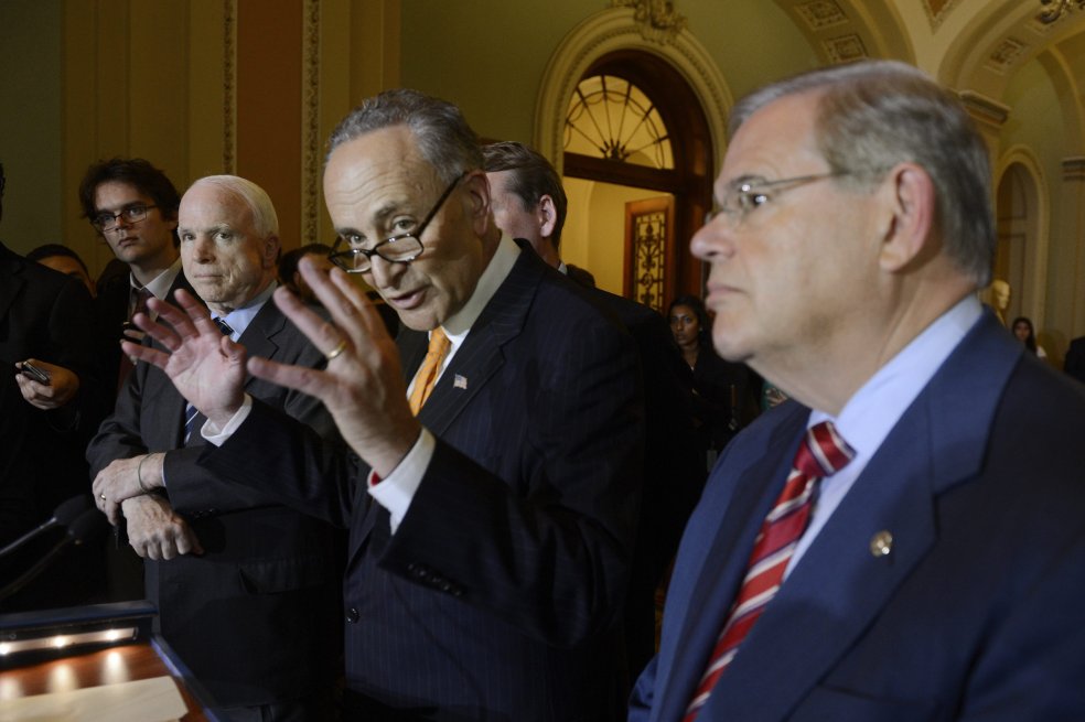 Los senadores demócratas Chuck Schumer (centro) y Robert Menendez (derecha), acompañados por su colega republicano, John McCain, estuvieron a cargo del anuncio de la aprobación del proyecto. /EFE