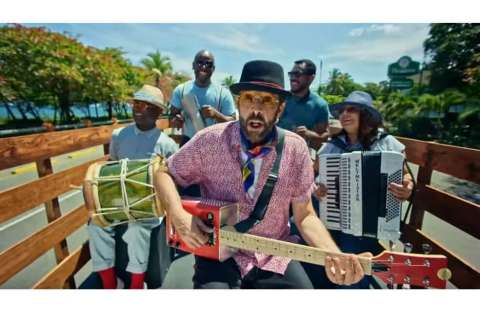 Juan Luis Guerra le canta a la buena música, el baile y al paisaje