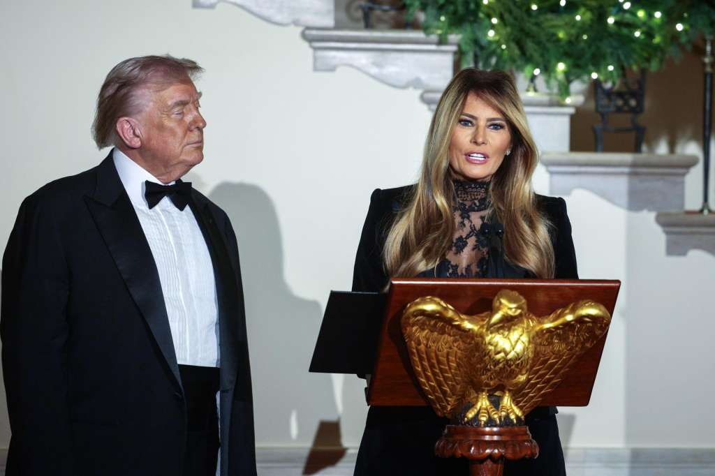 WASHINGTON (United States), 12/12/2025.- US President Donald J. Trump (L) and First Lady Melania Trump (R) attend the Congressional Ball in the Grand Foyer of the White House in Washington, DC, USA, 11 December 2025. EFE/EPA/SHAWN THEW / POOL