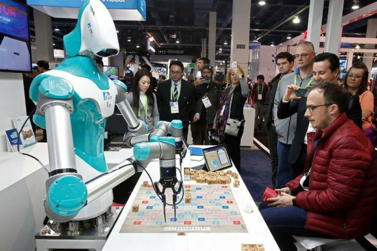 “Deberíamos cobrar impuestos a las empresas por utilizar robots”