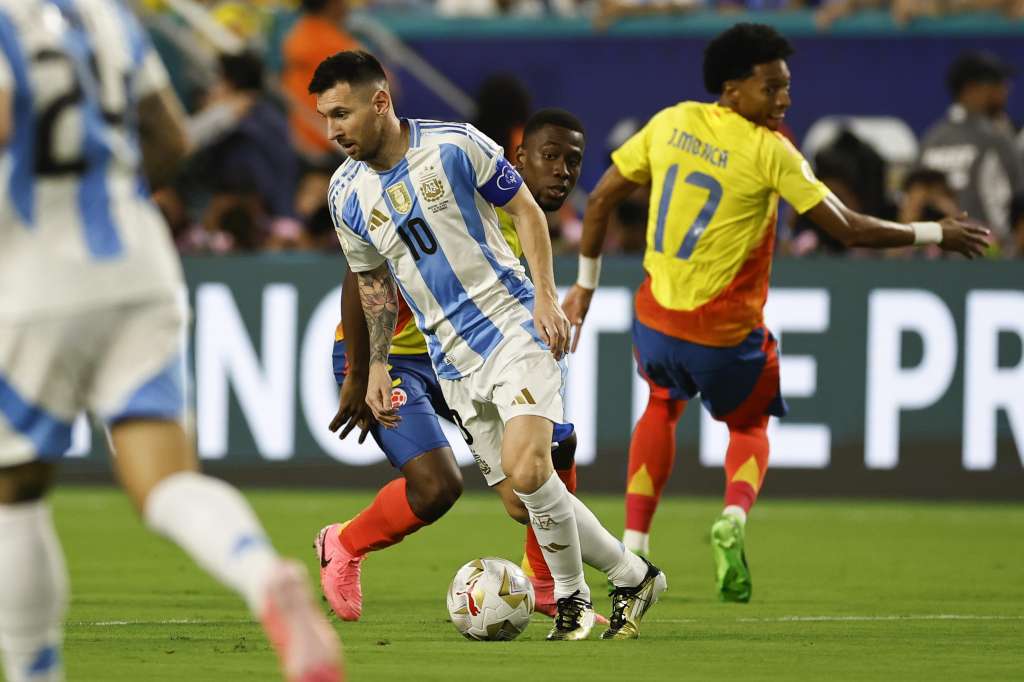 EA1152. BOGOTÁ (ES-ES) (COLOMBIA), 09/09/2024.- Fotografía de archivo del 14 de julio de 2024 de Lionel Messi (i) de Argentina disputando el balón con Johan Mojica (d) de Colombia en la final de la Copa América, en Miami Gardens, Florida (EE.UU.). Colombia y Argentina se enfrentarán este martes en Barranquilla por la octava jornada de las eliminatorias sudamericanas del Mundial de 2026, una herida abierta para los cafeteros que buscan una revancha tras perder la final de la Copa América con la Albiceleste el 14 de julio pasado en Miami. EFE/EPA/CJ GUNTHER