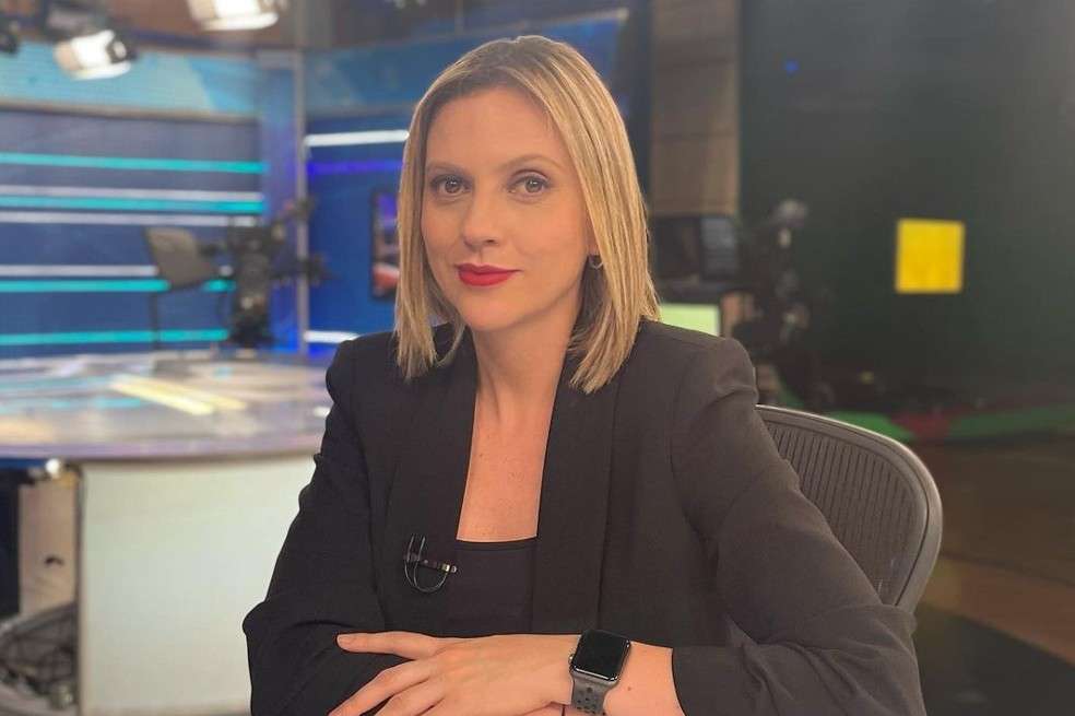La presentadora realizaba una entrevista en directo para ‘Noticias Caracol’ en una embarcación, en Cartagena, junto a Juan Roberto Vargas, pero tuvo un percance en la transmisión.