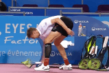 Video: tenista estalla de ira y rompe tres raquetas durante partido en Montpellier