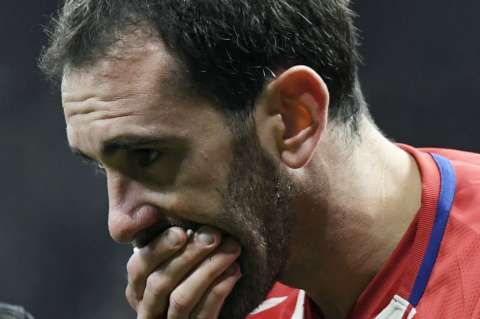 Godín perdió tres dientes en el choque con Neto, portero del valencia