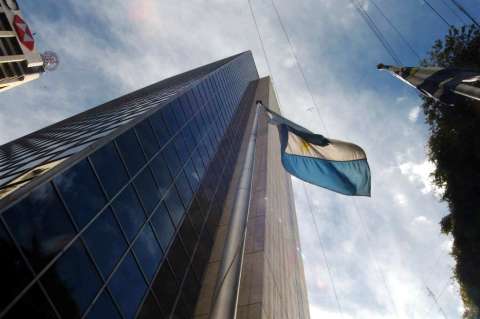 Argentina busca aumentar línea de crédito del Fondo Monetario Internacional