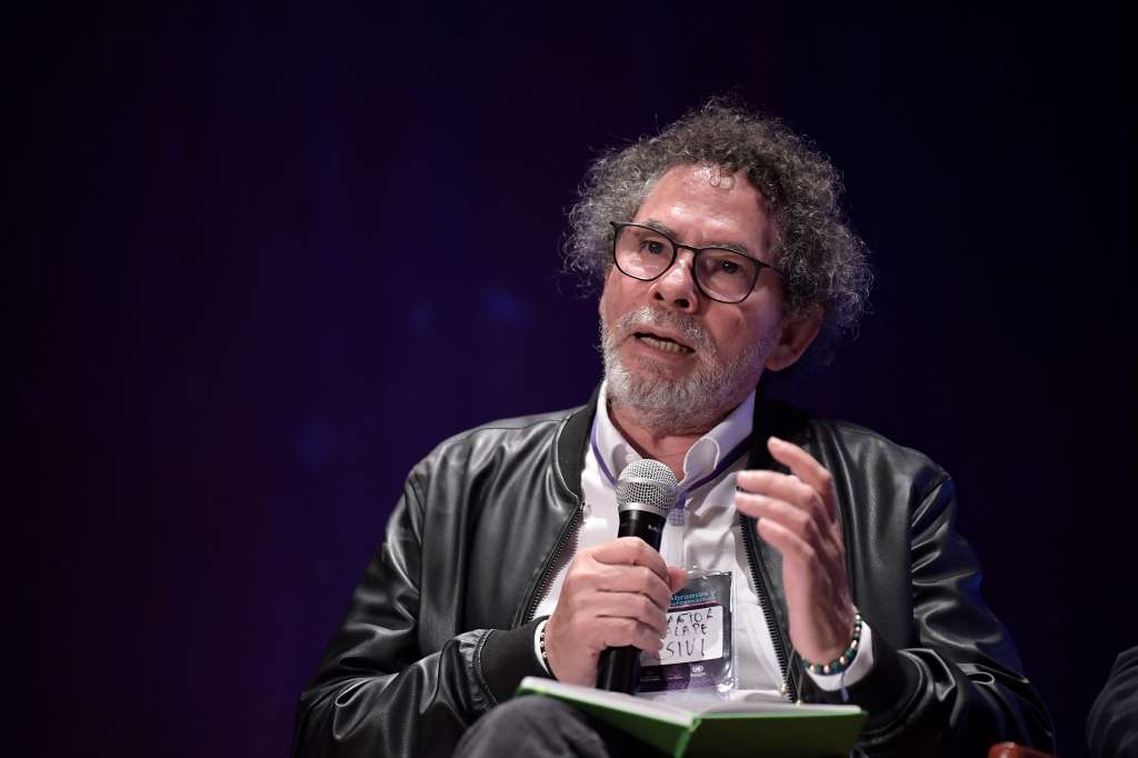 Firmante del Acuerdo Final de Paz, ex integrante del último secretario de la FARC-EP y actualmente, delegado en la CSIVI, en el evento que conmemora los nueve años del Acuerdo de Paz, realizado en el Auditorio Teresa Cuervo Borda del Museo Nacional de Colombia, en Bogotá.